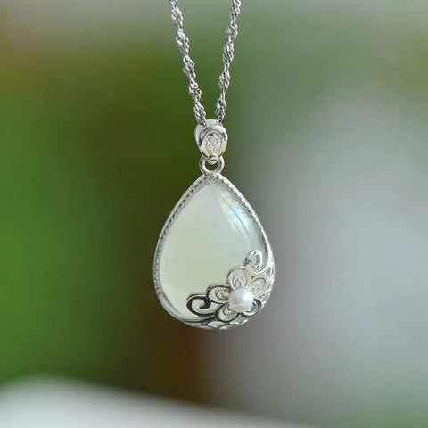 0047 Kalung Air Mata Giok Hetian Giok Alami 925 Tatahan Perak Giok bersih dan halus serta hangat Ukuran 13 * 18mm Sudah termasuk ongkos kirim dan pajak.