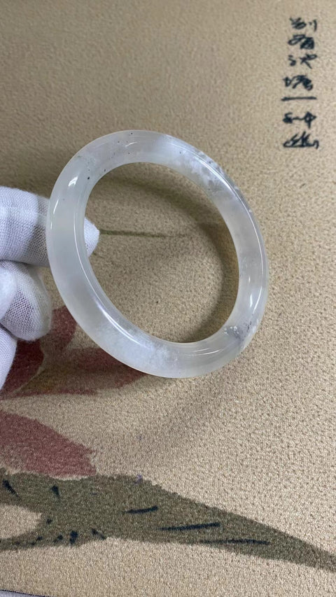 Gelang Cahaya Bulan Putih Giok Cui Giok Piu Piu Tinta Ringan Ukuran 56-58mm Ukuran 57.6mm Lebar Sisi 10mm Giok terjadi secara alami Pola acak Pajak Pengiriman Termasuk