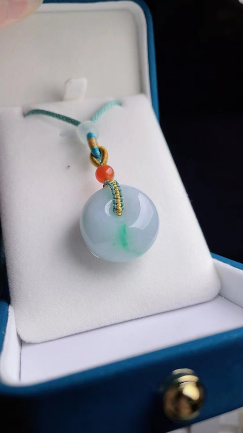 Liontin Jepitan Roti Jadeite Alami Jade bersih, halus dan hangat Ukuran 2.3 * 1.2cm Sudah termasuk pajak pengiriman.
