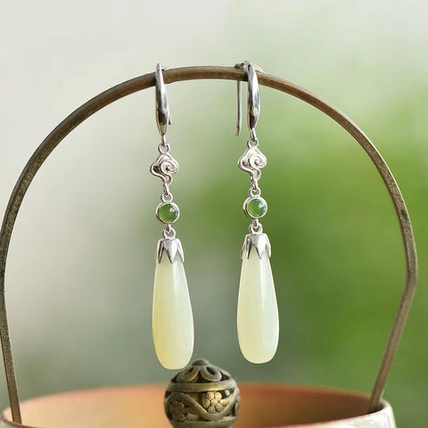 7556 Anting Giok Hetian Alami yang terbuat dari perak 925; Giok itu bersih, halus, dan hangat; Gayanya cantik dan apik.