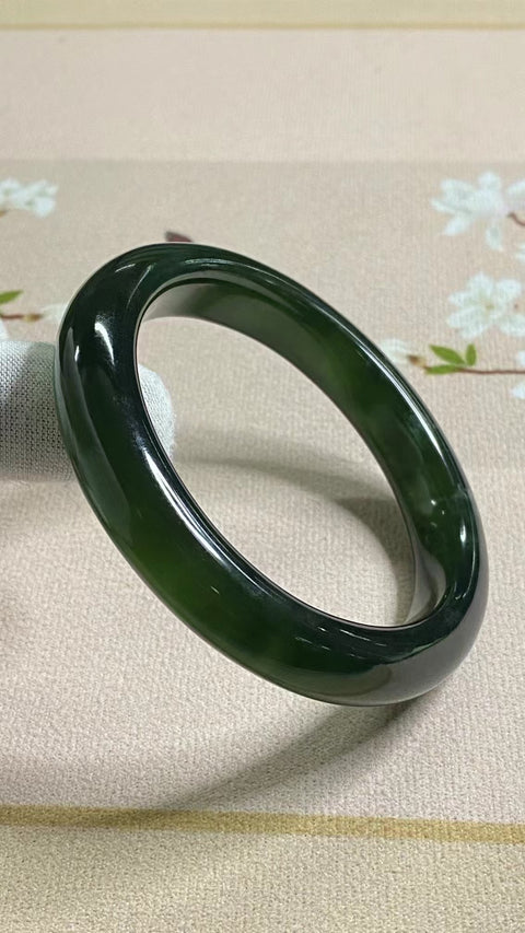 Gelang Hijau Tua Giok Cui Alami Ukuran 58-60mm Ukuran 59.3mm Lebar Sisi 12.2mm Giok terjadi secara alami Pola acak Pengiriman dan pajak sudah termasuk.