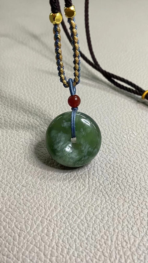 Liontin giok Cui alami dengan pola yang indah, ukuran 27 * 12mm, bersih, halus dan hangat, sudah termasuk ongkos kirim dan pajak.