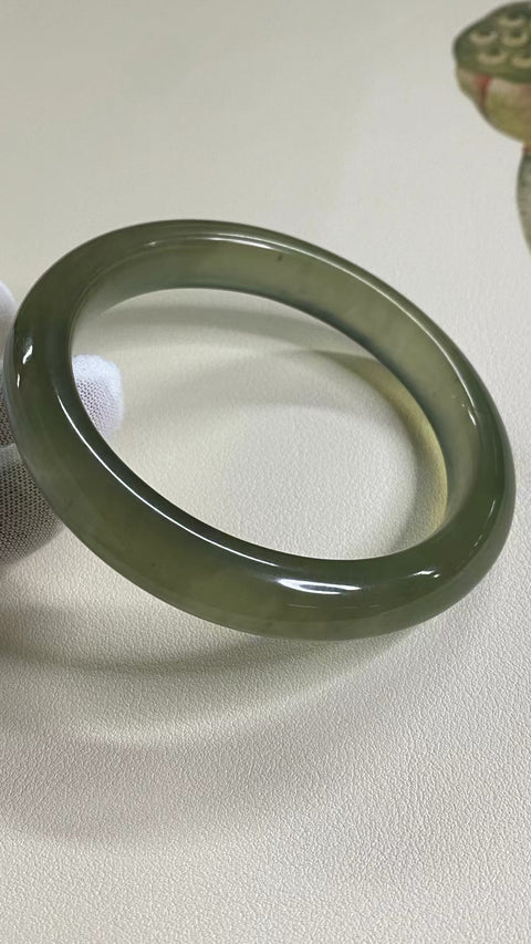 Gelang Es Giok Cui Giok Abu-abu Ukuran 63-65mm Ukuran 64.5mm Lebar Sisi 11.8mm Giok ini terjadi secara alami Pola-polanya acak Termasuk ongkos kirim dan pajak.