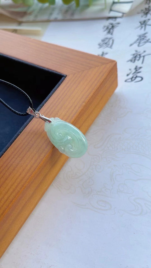 Liontin Ruyi Jadeite Alami Semuanya sebagaimana mestinya Bahan Old Pit Dasar 925 perak tatahan halus dan hangat Ukuran 2.2 * 1.2mm Pengiriman dan pajak sudah termasuk.