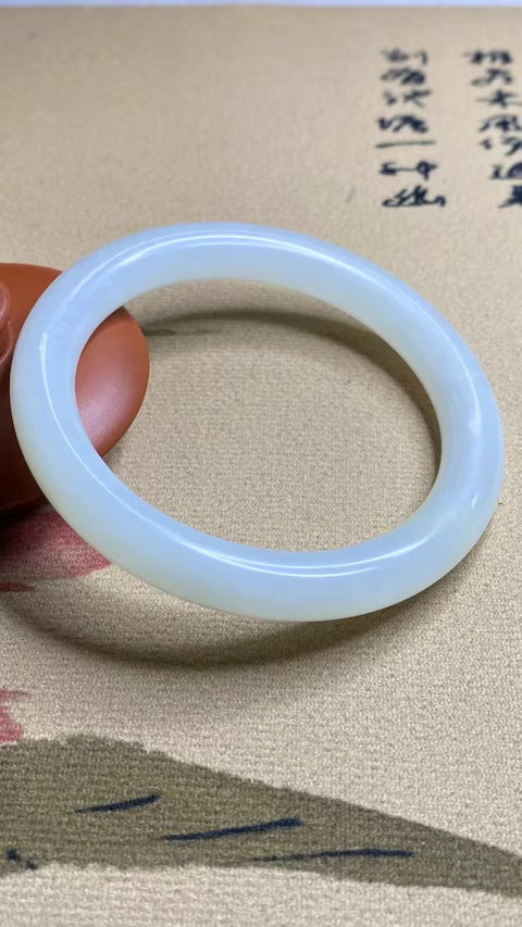Gelang Cahaya Bulan Putih Giok Cui Giok Alami Ukuran 59-61mm Ukuran 60.3mm Lebar Samping 9.8mm Giok semuanya terjadi secara alami Pola acak termasuk pajak pengiriman