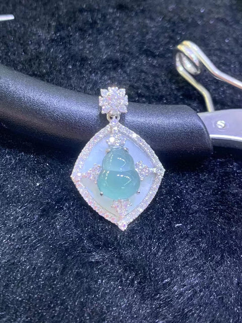 Kalung Labu Jadeite Guatemala alami yang terbuat dari perak 925. Batu gioknya bersih, halus, dan hangat.