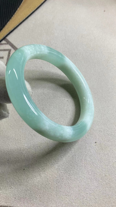 Gelang Giok Giok Halus Ukuran 62,5 mm Lebar 12,5 mm Giok bersifat alami dan polanya acak Sudah termasuk ongkos kirim dan pajak.