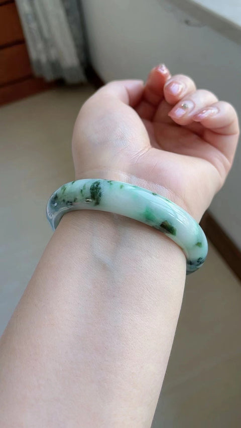 Gelang Batu Giok Alami Bahan Batu Giok Tua Bagian bawahnya halus dan hangat, dengan kepala penuh air Ukuran 58,5 mm Batu giok ini terbentuk secara alami Pola acak Termasuk ongkos kirim dan pajak