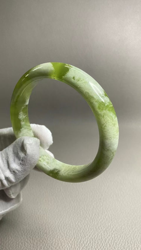 Gelang Gelang Milkcap Titi Giok Hijau Cui Giok Alami Ukuran 62-64mm Ukuran 63.3mm Lebar Samping 14.5mm Giok semuanya terjadi secara alami Pola acak termasuk pajak pengiriman