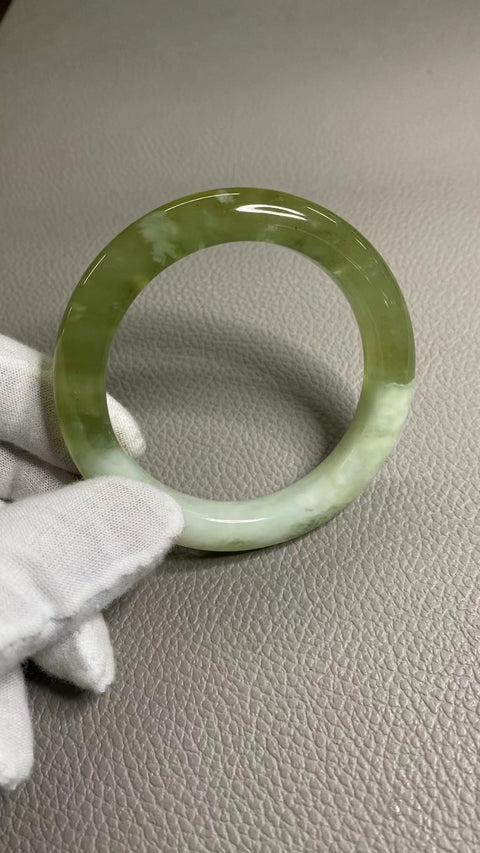Gelang Cui Giok Warna Musim Semi Alami Warna Cui Gelang Cui Ukuran 55-57mm Ukuran 56.3mm Lebar Sisi 11.5mm Giok terjadi secara alami Pola acak termasuk pajak pengiriman