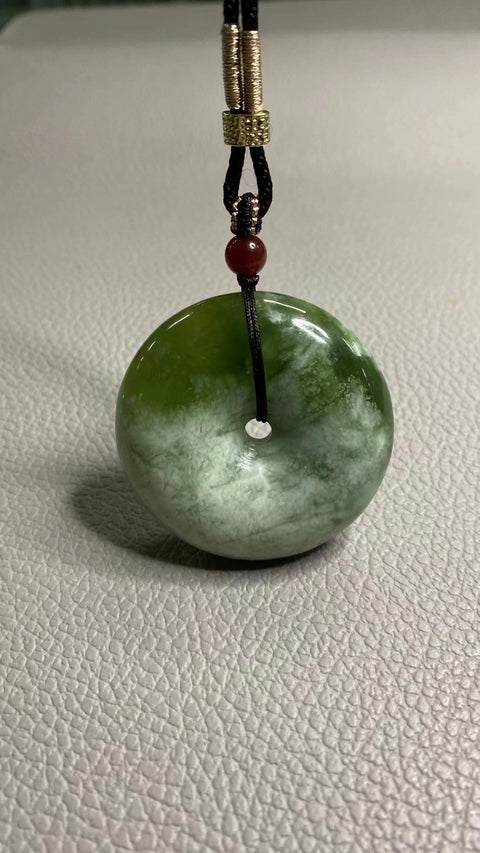 Liontin Damai Giok Cui Giok Alami Ukuran 45 * 13mm Giok bersih, halus dan hangat.