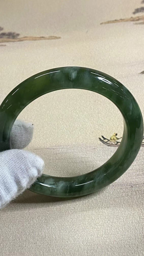 Gelang Bahan Fine Jade 180 Ukuran 58-60mm Ukuran 59.5mm Lebar Sisi 12.2mm Batu giok terbentuk secara alami dan polanya acak Sudah termasuk ongkos kirim dan pajak.