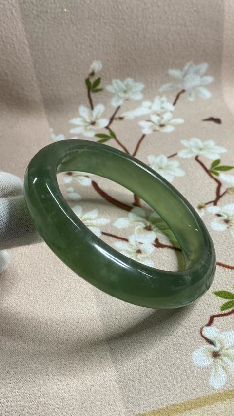 Gelang Bahan Giok Cui Alami 180 Ukuran 61-63mm Ukuran 62.5mm Lebar Sisi 13.8mm Batu giok ini terbentuk secara alami dan polanya acak Sudah termasuk pajak pengiriman.