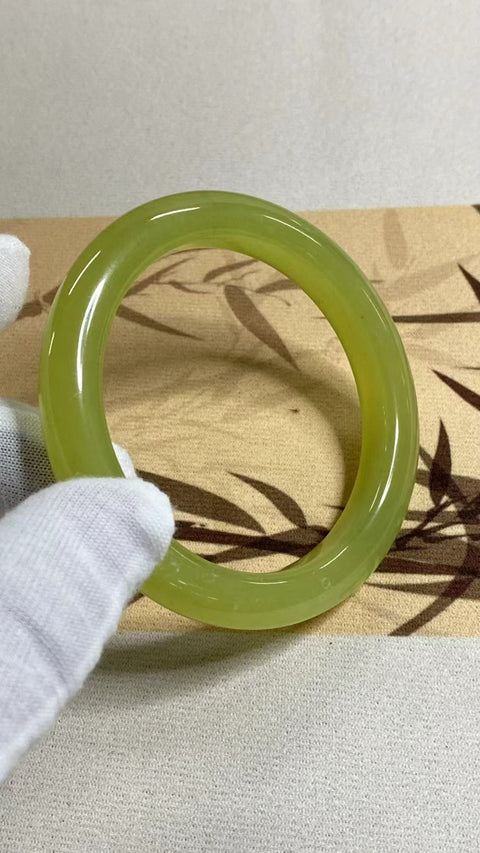 Gelang Kuning Minyak Ayam Giok Cui Giok Halus Ukuran 58-60mm 59.9mm Lebar 10.6mm Giok halus dan hangat dengan warna-warna yang indah Pengiriman dan pajak sudah termasuk.