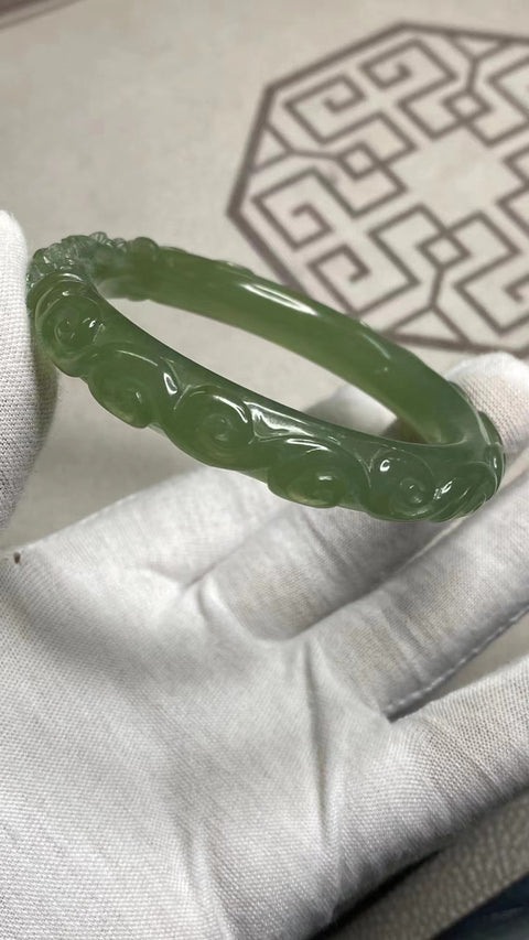 Gelang Bunga Berukir Giok Cui Alami Ukuran 57-59mm Ukuran 58.5mm Lebar Sisi 10.7mm Batu giok terbentuk secara alami dan polanya acak Sudah termasuk ongkos kirim dan pajak.