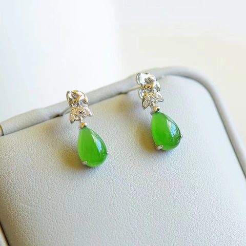 Anting Jasper Giok Alami yang bersih, halus dan hangat. Ukuran 6 * 8mm, penuh air, terbuat dari 925 perak, sudah termasuk pajak pengiriman.