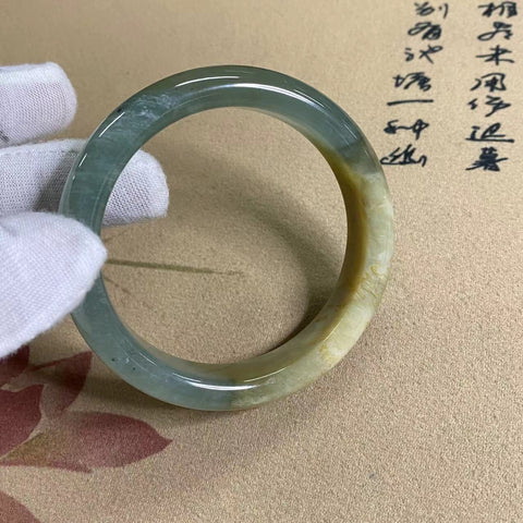 Gelang yang dibuat dengan indah dari batu giok Ciu alami, dengan kaliber yang sesuai dengan ukuran cincin 60-62: 61.1mm, 13.9mm Batu giok terbentuk secara alami dan polanya acak Sudah termasuk ongkos kirim dan pajak