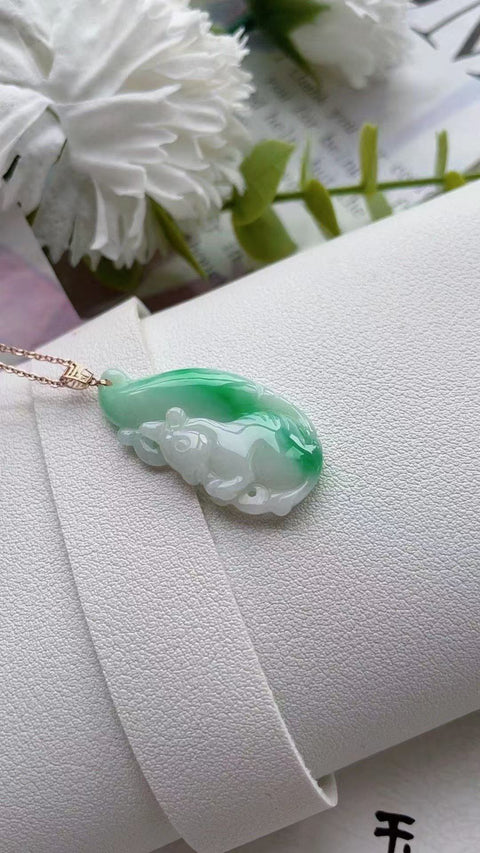 Kalung Tupai Jadeite a-barang-barang Alami Pengaturan Emas 18k Ukuran 3.5 * 1.8cm Batu giok halus dan hangat dengan pola yang indah sudah termasuk pajak pengiriman.