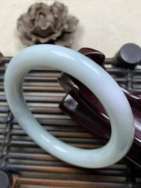 Gelang barang dari batu giok alami Ukuran 54.7mm Lebar sisi 9.5mm Batu giok yang terbentuk secara alami Pola acak Termasuk pajak pengiriman