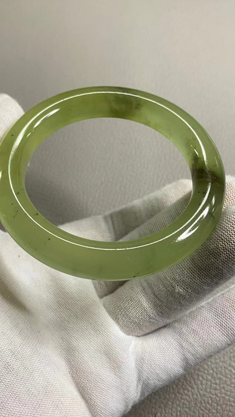 Gelang Warna Musim Semi Giok Cui Giok bersih, halus dan hangat Ukuran 57-59mm Ukuran 58.2mm Lebar sisi 11.2mm Giok terbentuk secara alami Pola acak Sudah termasuk pajak pengiriman.