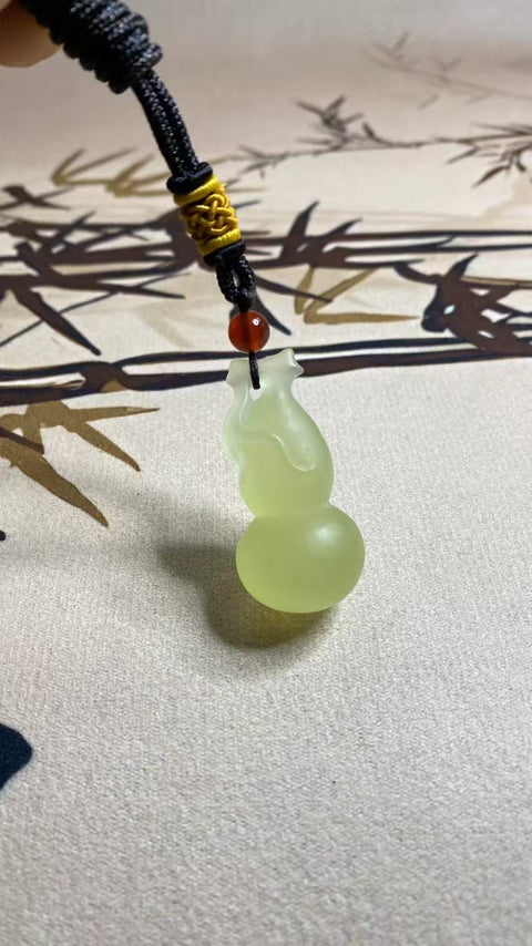 Liontin Labu Giok Cui Giok Alami Ukuran 40 * 20mm Ukiran Tangan Giok Halus Termasuk pajak pengiriman.