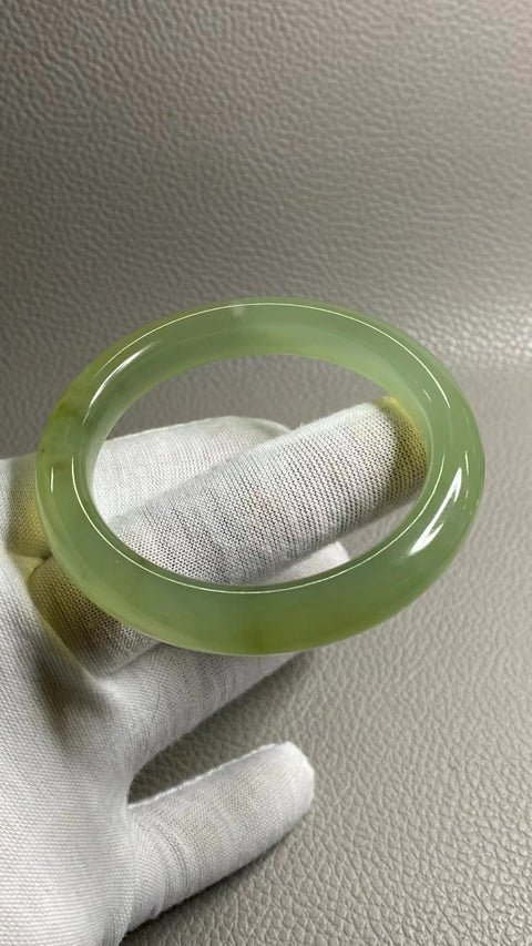 Gelang Giok Halus & Gelang Giok & nbsp; Danau Hijau Ukuran 53-55mm Ukuran 54.5mm Lebar Sisi 11.3mm Giok terjadi secara alami Pola acak termasuk pajak pengiriman