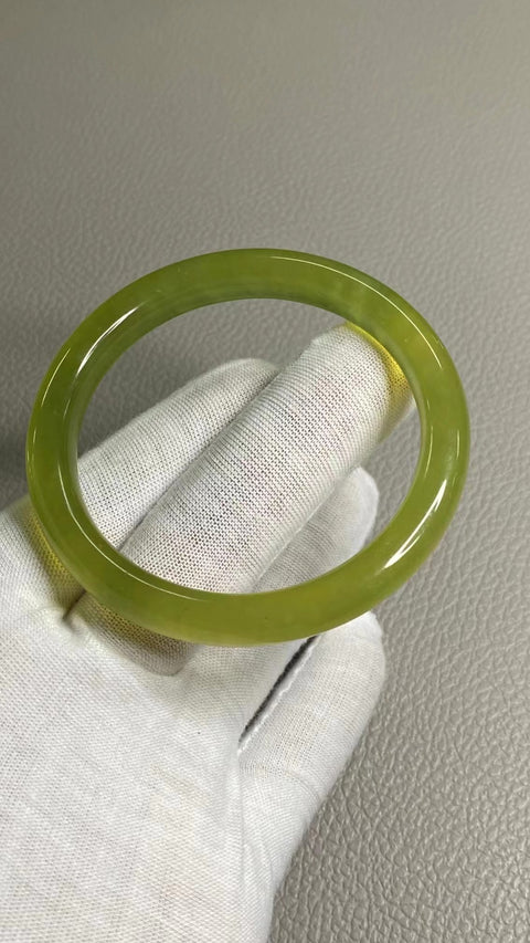 Gelang Giok Ciu Alami Ukuran 56-58mm Ukuran 57.6mm Lebar Sisi 9.6mm Giok adalah batu giok yang terbentuk secara alami Pola acak Termasuk ongkos kirim dan pajak.