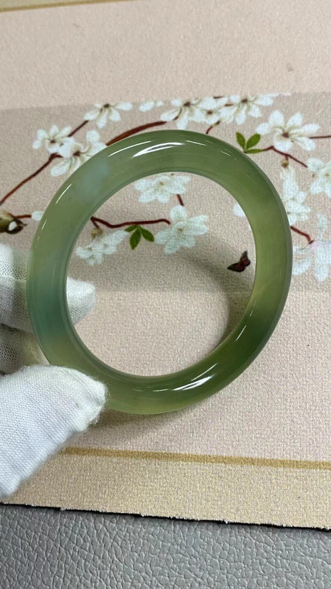 Gelang Hijau Penuh Giok Cui Alami Ukuran 54-56mm Ukuran 55.1mm Lebar Sisi 10.5mm Giok terjadi secara alami Pola acak Pengiriman dan pajak sudah termasuk.