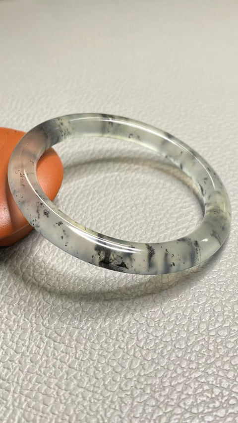 Gelang Garis Kecantikan Tinta Latar Belakang Batu Giok Cui Giok Putih Alami Ukuran 49-51mm Ukuran 50.6mm Lebar Sisi 8.1mm Batu giok semuanya terjadi secara alami Pola acak Termasuk Pajak Pengiriman.