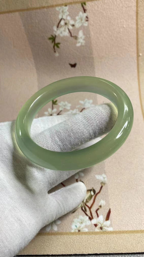 Gelang Hijau Es Giok Cui Giok Alami Ukuran 58-60mm Ukuran 59.5mm Lebar Sisi 11.5mm Giok terjadi secara alami Pola acak Pengiriman dan pajak sudah termasuk.