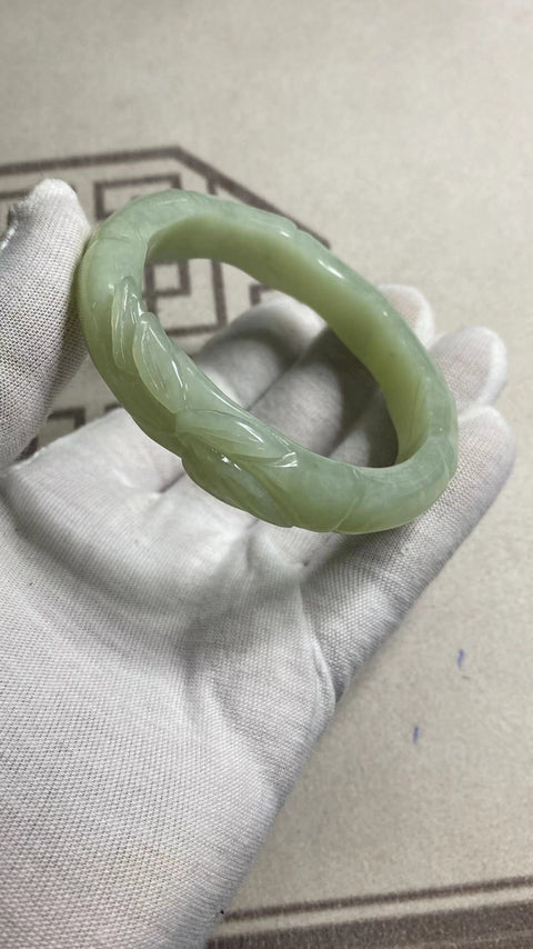 Bamboo Peace: Gelang Bunga Berukir Giok Cui Fine Jade Ukuran 56-58mm Ukuran 58mm, Lebar Sisi 13.5mm Batu giok semuanya muncul secara alami dan polanya acak Sudah termasuk pajak pengiriman Berikutnya