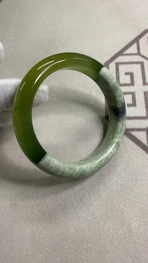 Gelang Giok Cui Alami Ukuran 57-59mm Ukuran 58.6mm Lebar Sisi 13.6mm Giok terjadi secara alami Pola acak Termasuk ongkos kirim dan pajak.