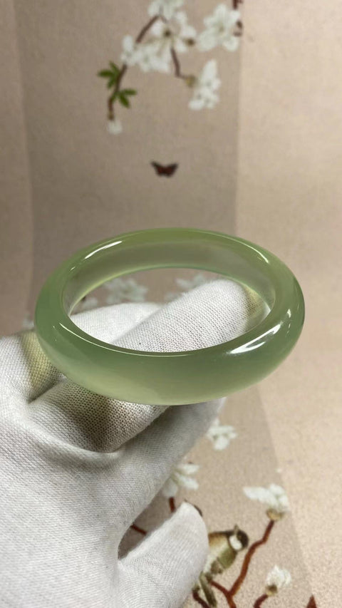 Gelang Hijau Es Giok Cui Giok Halus Ukuran 49-51mm Ukuran 50.6mm Lebar Samping 12.3mm Giok terjadi secara alami Pola acak Pengiriman dan pajak sudah termasuk.