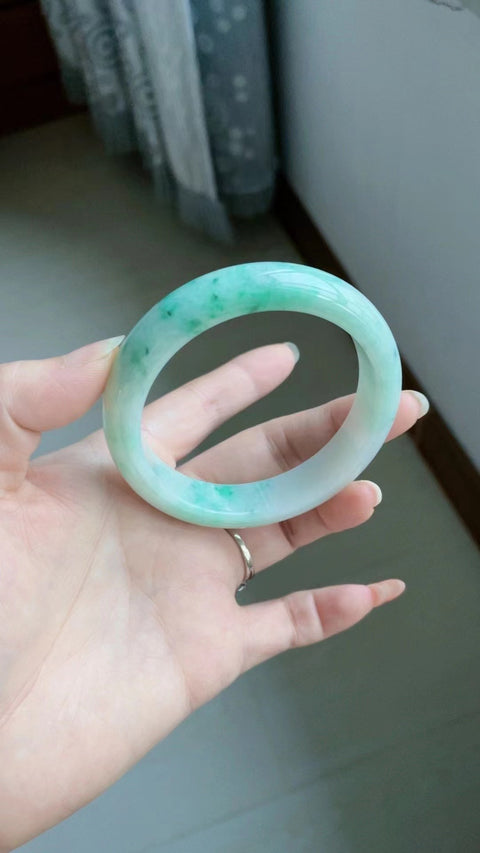 Gelang Batu Giok Alami Bahan Batu Giok Tua Bagian bawahnya halus dan hangat, dengan kepala penuh air Ukuran 58mm Batu giok ini memiliki pola yang muncul secara alami dan acak Termasuk ongkos kirim dan pajak