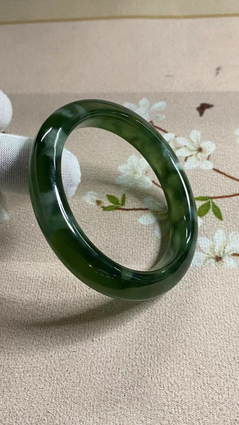 Gelang Hijau Penuh Giok Cui Alami Ukuran 56-58mm Ukuran 57.5mm Lebar Sisi 11.6mm Giok ini semuanya terjadi secara alami Pola acak Sudah termasuk pajak pengiriman.