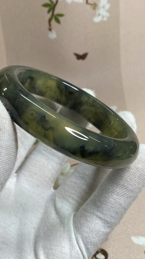 Gelang Tinta Giok Cui Alami Ukuran 59-61mm Ukuran 60.6mm Lebar Sisi 14.2mm Giok terjadi secara alami Pola acak Pengiriman dan pajak sudah termasuk.