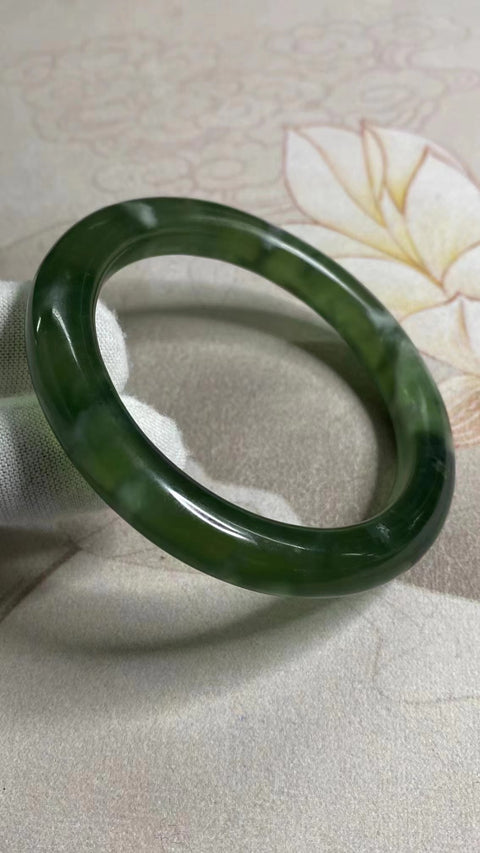 Gelang Giok Cui Alami Ukuran 59-61mm Ukuran 60.6mm Lebar Sisi 10mm Giok terjadi secara alami Pola acak Pengiriman dan pajak sudah termasuk.