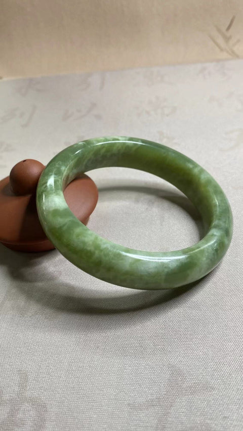 Gelang Cui Giok Minyak Cui Tua Ukuran 59-61mm Ukuran 60.4mm Lebar 14.2mm Giok terjadi secara alami Pola acak Termasuk pajak pengiriman.