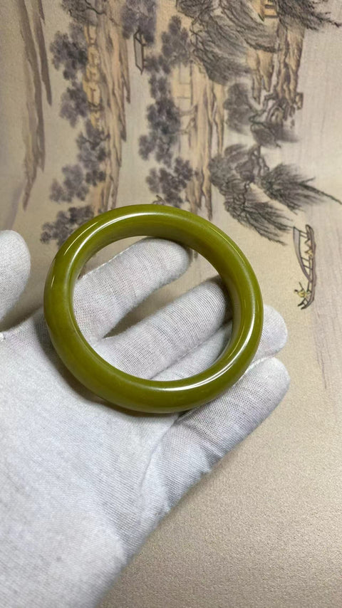 Gelang Alpukat Giok Halus Ukuran 60.3mm Ukuran 59-61mm Lebar Samping 14.5mm Batu giok terbentuk secara alami dan polanya acak Sudah termasuk pajak pengiriman.