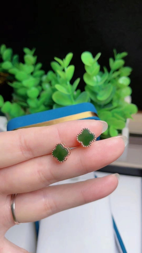 Anting-anting semanggi empat daun jasper Bahan batu giok tua yang bersih dan halus Pengaturan 925 perak Ukuran 0,9 * 0,9 Sudah termasuk pajak pengiriman