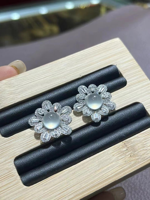 Bunga Keberuntungan Es Batu Giok Cui Alami yang Tinggi dalam 925 Kalung Perak Kalung 13mm Cincin 8mm Anting 8mm; Gaya yang indah, batu giok yang bersih dan halus.