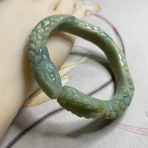 Gelang Gelang Batu Giok Cui Bunga Giok Bumi Biru Ukiran Tangan Ukuran 56-58mm Ukuran 57.2mm Lebar Sisi 12mm Batu giok semuanya terjadi secara alami Pola acak Sudah termasuk pajak pengiriman.