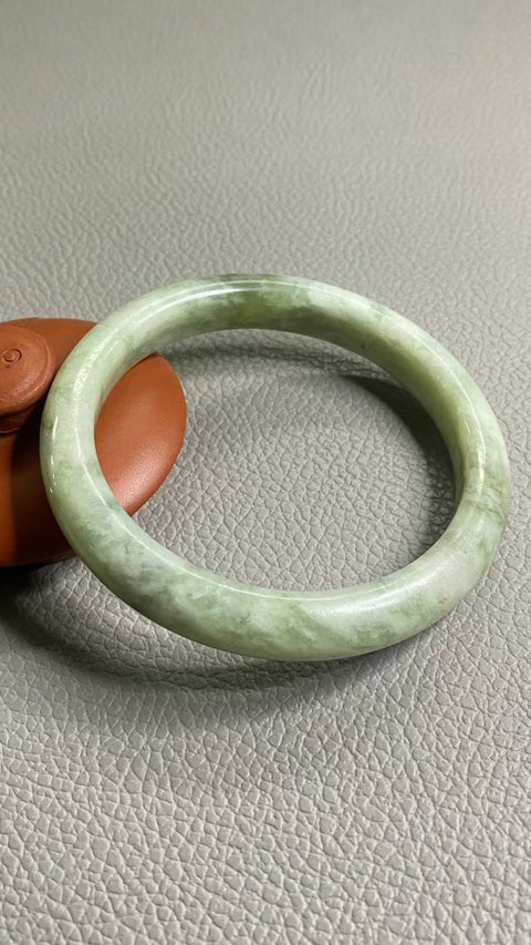 Gelang Cui Giok Minyak Tua Cui Giok Alami Ukuran 62-64mm Ukuran 63.1mm Lebar Sisi 11.3mm Giok terjadi secara alami Pola acak termasuk pajak pengiriman