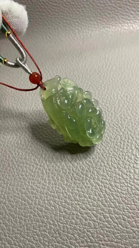 Giok Giok Kubis Giok Cui Jade Alami bersih, halus dan hangat Ukuran 44 * 28mm Sudah termasuk pajak pengiriman.