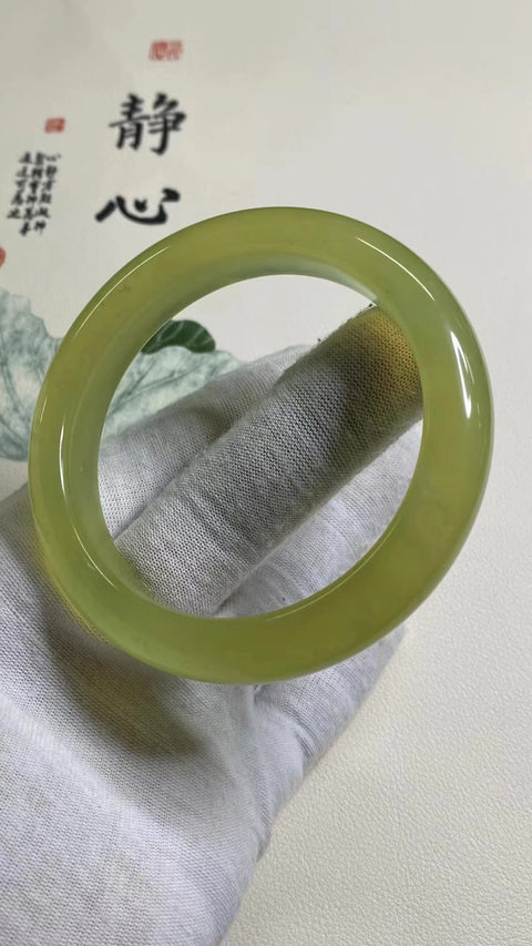 Gelang Kuning Minyak Ayam Giok Cui Giok Alami Ukuran 61-62mm Ukuran 61.1mm Lebar Samping 13.5mm Batu giok terbentuk secara alami dan polanya acak Sudah termasuk ongkos kirim dan pajak.