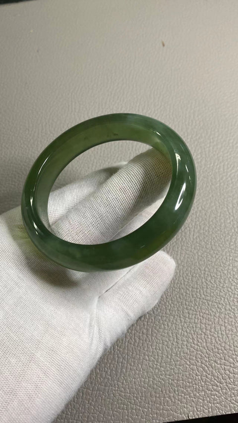 Gelang Hijau Penuh Giok Cui Fine Jade Ukuran 59.8mm, lebar 14.5mm Giok terjadi secara alami Pola acak Termasuk pajak pengiriman.