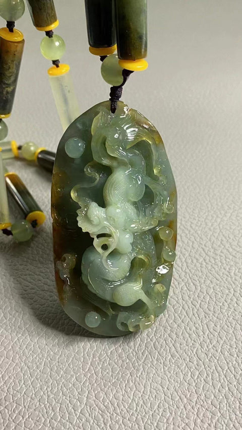 Liontin Naga Giok Bunga Giok Cui Alami Ukuran 73 * 42mm Batu giok halus dan hangat, diukir dengan tangan, sudah termasuk ongkos kirim dan pajak.