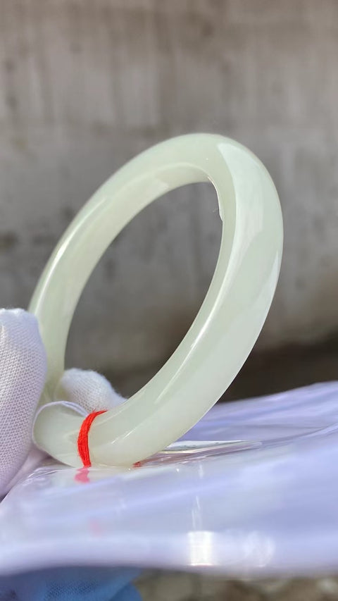 Gelang Giok Halus Ukuran 58mm Lebar 11.2mm Giok bersih, halus dan hangat Termasuk pajak pengiriman.