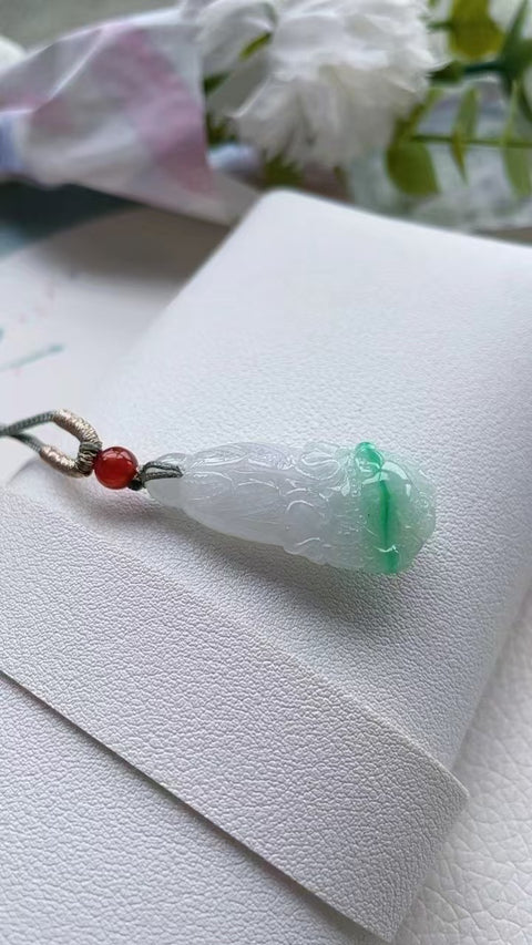 Batu Giok Alami Giok Kubis Liontin Kubis halus dan hangat, gaya yang indah Ukuran 3,8 * 1,6 cm Termasuk ongkos kirim dan pajak