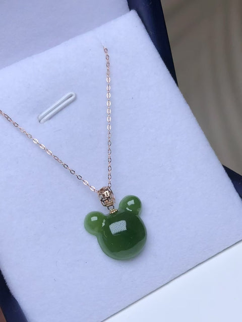 Kalung Jasper Mickey Mouse alami dengan pengaturan emas 18 karat Ukuran 16 * 15 * 15mm Giok halus dan hangat, gaya yang indah Pengiriman dan pajak sudah termasuk.